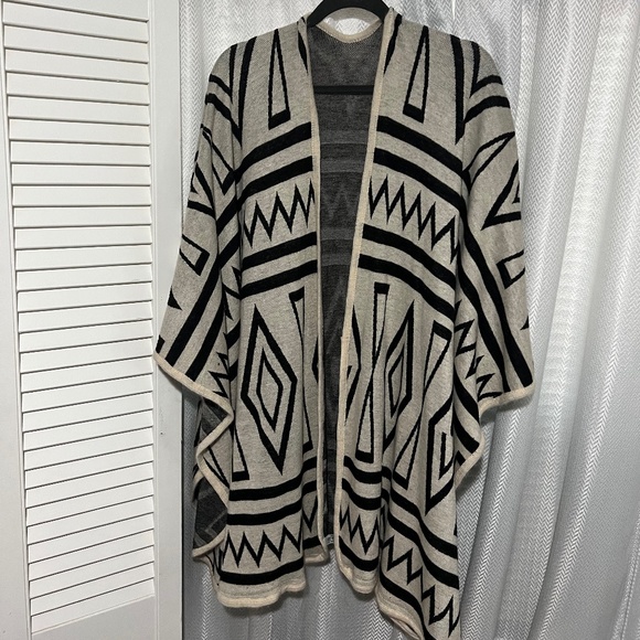 Poncho - Picture 1 of 4